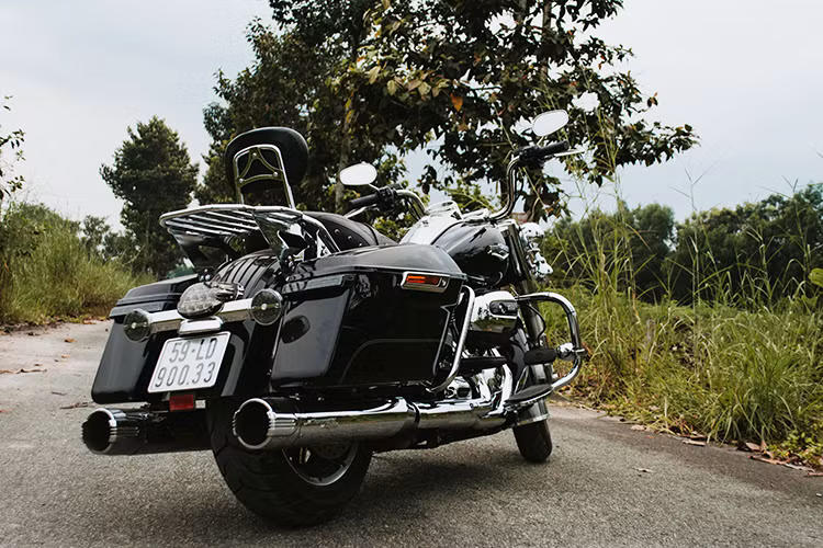 Harley-Davidson Sài Gòn vừa chính thức giới thiệu chiếc Road King 2017 tại thị trường môtô phân khối lớn tại Việt Nam. So với thế hệ trước, dòng xe này gần như không thay đổi về thiết kế. Tuy nhiên, động cơ và hệ thống giảm xóc của xe đều là trang bị mới, lần đầu tiên xuất hiện.