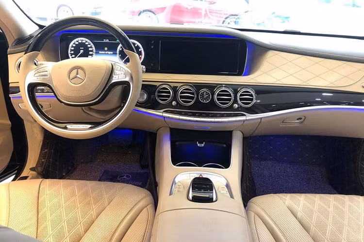 Bên trong nội thất của mẫu siêu xe sang S600 xa xỉ bậc nhất nhà Mercedes-Benz thời điểm 2015 -2016 với chất liệu da Nappa cùng gỗ Desino bao phủ trong xe. Những đường chỉ khâu tay cũng được thợ thủ công may tinh tế bên trong nội thất. Vô lăng xe khá lớn được bọc gỗ cao cấp với những phím điều khiển cơ bản tích hợp ngay trên vị trí lái.