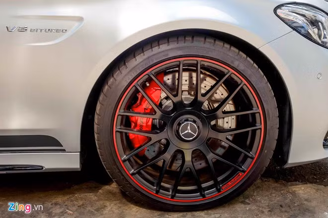 Để phù hợp với hiệu suất cực lớn, xe được lắp bộ lốp Michelin Pilot Super Sports và hệ thống treo độc quyền của AMG. Vành xe đường kính 19 inch có những kẻ chỉ đỏ nổi bật. để phân biệt giữa bản Edition 1 và C63 thường.
