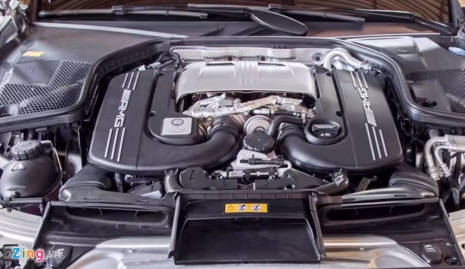 Dưới nắp ca pô là khối động cơ dung tích 4.0 lít, V8, tăng áp kép của Mercedes C63 S Edition 1 đạt công suất 510 mã lực và mô-men xoắn cực đại 700 Nm, đi kèm hộp số 7 cấp.