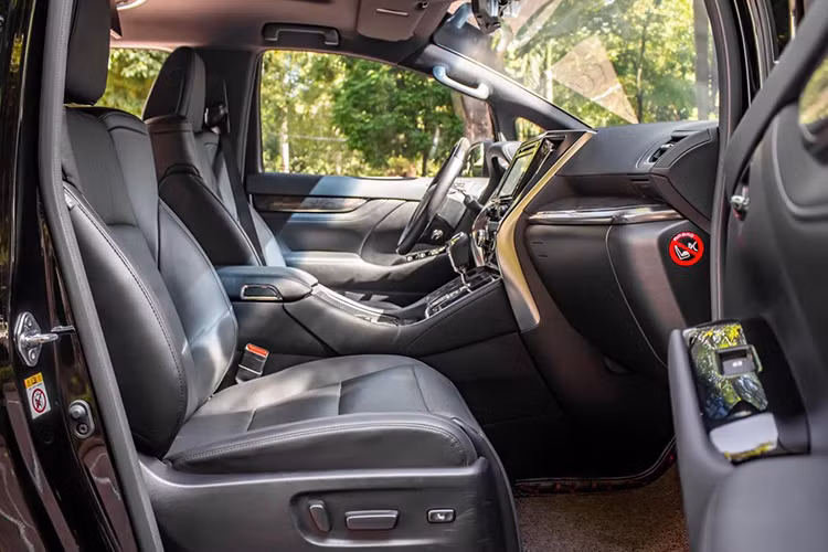 Hệ thống giải trí trên mẫu MPV hạng sang Toyota Alphard 2019 sẽ vẫn bao gồm màn hình cảm ứng 8 inch ở bảng táp-lô. Hàng ghế sau có màn hình giải trí riêng biệt 9 inch. Một số tiện nghi khác có thể kể đến gồm điều hòa 3 vùng, cửa sổ trời toàn cảnh, khởi động nút bấm, phanh tay điện tử...