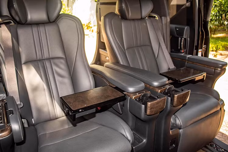 Về công nghệ an toàn và hỗ trợ lái, Toyota Alphard 2019 trang bị chống bó cứng phanh ABS, cân bằng điện tử, hỗ trợ khởi hành lên dốc, hỗ trợ chuyển làn, cảnh báo điểm mù, cảnh báo phương tiện cắt ngang phía sau, camera lùi, cảm biến hỗ trợ đỗ xe 5 góc và hệ thống 7 túi khí.