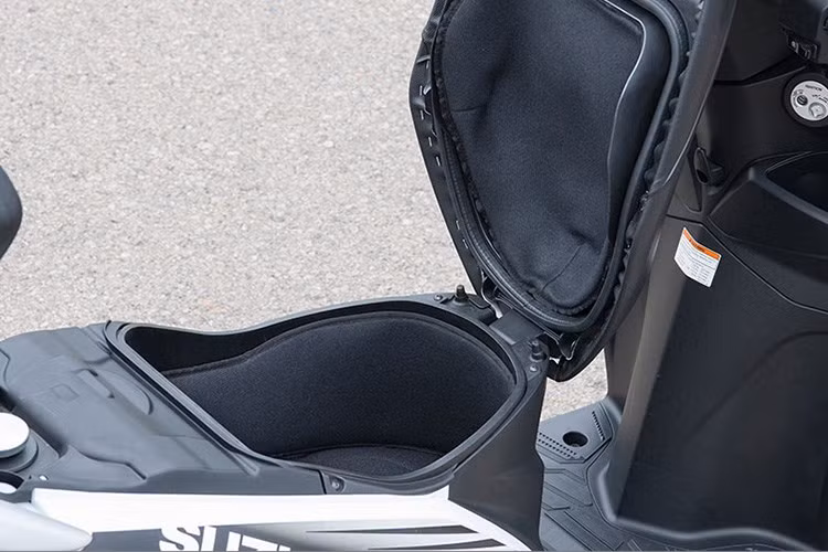 Không giống như nhiều mẫu xe tay ga mới hiện nay, Suzuki Address 110 vẫn sở hữu bình nhiên liệu dưới cốp xe theo phong cách cũ. Hộc đựng đồ dưới yên 20,6 lít, để vừa một mũ bảo hiểm và tư trang cá nhân...