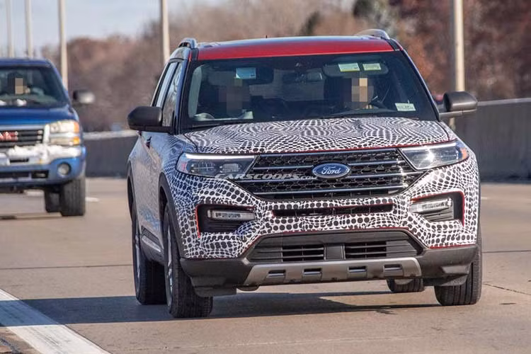 Bên sườn của mẫu xe Ford Explorer 2020 xuất hiện cửa kính nhỏ hơn trước và cột D dốc hơn. Vòng ra phía sau, chúng ta có thể thấy thiết kế đuôi xe góc cạnh hơn, bao gồm cả cụm đèn hậu 3 chiều nhỏ gọn hơn.