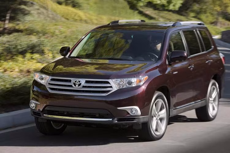 Chiếc Ford Explorer 2020 chạy trên đường thử được ngụy trang khá kín nhưng lại lộ nhiều chi tiết trên đầu xe như lưới tản nhiệt, cụm đèn pha và đèn sương mù. Trong đó, thiết kế lưới tản nhiệt và đèn pha gợi liên tưởng đến đối thủ Toyota Highlander đời 2011 như trong bức ảnh này.