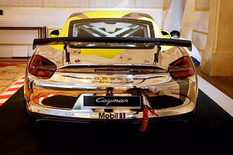 Siêu xe đua Porsche Cayman GT4 Clubsport sử dụng hệ thống treo đặc biệt dành cho xe đua. Bộ giảm chấn trục trước trọng lượng nhẹ với tay đòn và thanh giằng. Bộ giảm chấn trục sau trọng lượng nhẹ từ Cayman GT4 với tay đòn được tinh chỉnh từ 911 GT3 Cup.