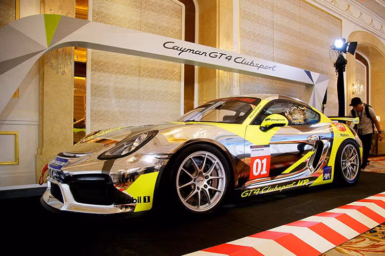 Theo hãng xe Đức, siêu xe đua Porsche Cayman GT4 ClubSport là phiên bản xe đua thể thao hoàn hảo dành cho các tay đua chuyên nghiệp, nghiệp dư và mọi tín đồ tốc độ của Porsche. Xe được thiết kế cho những giải đua GT khốc liệt trên thế giới và là Nhà vô địch giải Sebring 150, Continental Monterey Grand Prix và Continental Tire 150 trong khuôn khổ IMSA Continental Tire SportsCar Challenge 2016.