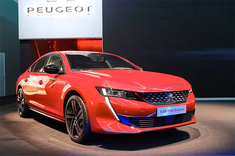 Tại triển lãm Geneva Motor Show 2018, mẫu xe Peugeot 508 mới đã có màn ra mắt chính thức vô cùng thành công. Xe đã từ bỏ kiểu dáng bo tròn của thế hệ cũ để biến đổi thành một mẫu xe bóng bẩy, hiện đại, thể thao và thực dụng hơn, sẵn sàng cạnh tranh với Toyota Camry.