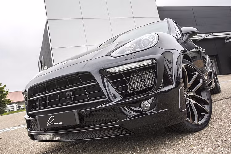 Ngoại thất Porsche Cayenne mang những thay đổi rõ rệt lỗ hút không khí được tinh chỉnh, đèn sương mù mới cũng được trang bị cùng với vị trí cản trước được đặt thấp hơn mang lại cho xe cái nhìn khí động học.