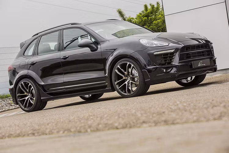 Chiếc SUV Porsche Cayenne cỡ trung của hãng xe Đức gần như “lột xác” hoàn toàn với gói độ CLR 558 GT-R. Đặc biệt, Lumma Design còn tung ra cả 2 phiên bản màu đen và trắng cho gói nâng cấp lần này.