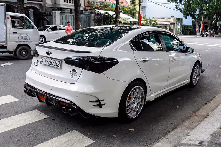 Phần cản trước được tinh chỉnh có phần giống phong cách của những chiếc A45 AMG từ Mercedes. Phía sau của xe cũng được làm mới lại rất hầm hố, với bộ khuếch tán khí động học dưới cản sau, đi kèm là cụm 4 ống xả được chia đều ra 2 bên khiến xe mạnh mẽ hơn.