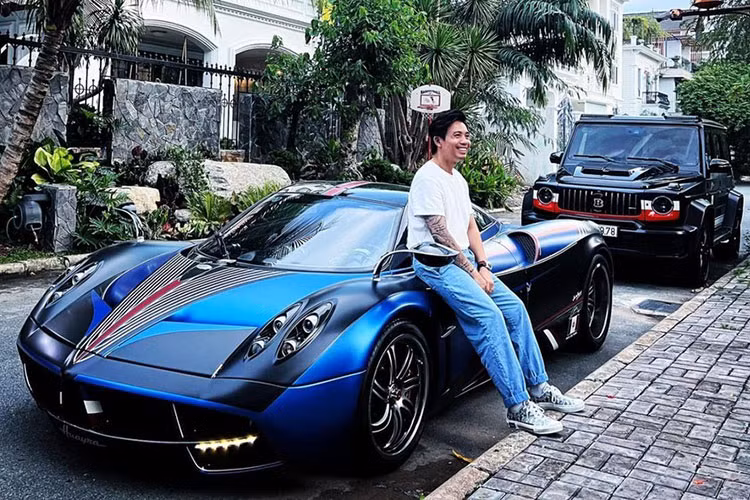Trong số những chiếc siêu xe hypercar đang có mặt tại Việt Nam, siêu phẩm Pagani Huayra của Minh Nhựa luôn nhận được sự quan tâm của giới mê xe trong nước. Con trai duy nhất của đại gia ngành nhựa tại quận 6 rất hiếm khi cho xe Pagani Huayra xuất hiện trên đường phố dù đã sở hữu được 6 năm qua.