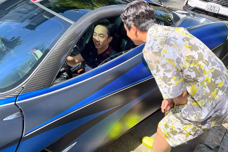 Minh Nhựa mua Pagani Huayra triệu đô này từ đại lý xe có tiếng ở Dubai, sau đó, phía hãng xe Ý đã tặng cho tay chơi Việt Nam 1 tấm huy hiệu mang ý nghĩa người sở hữu xe Huayra. Trên toàn thế giới, chỉ có 100 xe Pagani Huayra được sản xuất. 