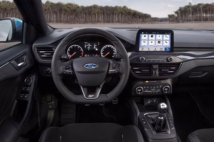 Về trang bị, Ford Focus ST 2019 mới được phát triển dựa trên kết cấu C2 mới nhất, hệ thống treo, hệ thống phanh của xe cũng đều được nâng cấp hàng loạt. Các tính năng hỗ trợ điện tử đáng chú ý của xe bao gồm hệ thống kiểm soát giảm chấn liên hoàn CCD, hệ thống trợ lực lái điện tử, hệ thống hỗ trợ lực phanh điện tử và các công nghệ hiện đại khác.