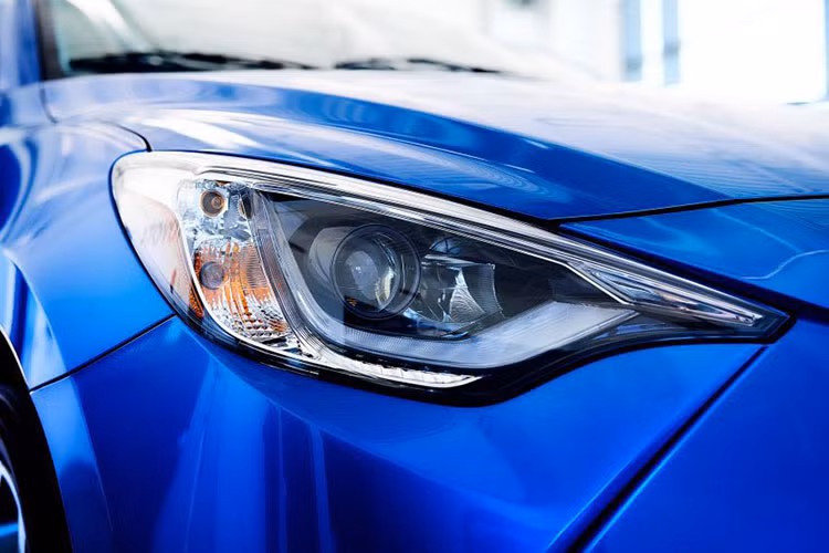 Phần đầu của Toyota Yaris Ativ nâng cấp mới sở hữu lưới tản nhiệt lớn hơn tích hợp dải đèn LED định vị ban ngày đặt ngang ở 1 góc. Kết hợp cùng cụm đèn pha vuốt dài và mặt ca-lăng tạo hình chữ V đặc trưng.