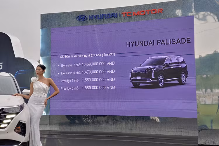 Tại Việt Nam, giá xe Hyundai Palisade 2024 được phân phối với 4 phiên bản khác nhau cùng 7 lựa chọn màu sắc (Trắng, đen, đỏ đô, xanh lục bảo, xanh bóng đêm, xanh dương, xám kim loại) bán ra từ 1.469 tỷ đồng cho bản Exclusive 7 chỗ, Exclusive 6 chỗ là 1.479 đồng, Prestige 7 chỗ là 1, 559 tỷ đồng và Prestige 6 chỗ là 1,589 tỷ đồng.