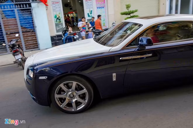 Rolls-Royce Wraith là chiếc xe 4 chỗ ngồi được chế tạo dựa trên Rolls-Royce Ghost. Mẫu xe lần đầu ra mắt năm 2013 tại triển lãm Geneva Motor Show. Tên Wraith xuất phát từ một từ Scotland cũ, cũng có nghĩa là bóng ma (Ghost).