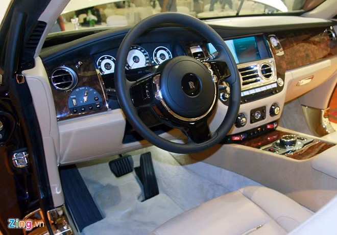 Wraith là một phần trong kế hoạch trẻ hóa tập khách hàng của hãng xe siêu sang Rolls-Royce, bởi thế giới ngày càng có nhiều triệu phú trẻ tuổi thế nên ben trong nội thất của siêu xe này được thiết kế mang xu hướng trẻ hoá hơn so với các mẫu xe khác nhà Rolls-Royce.