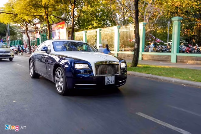 Nhìn bên ngoài, Wraith là mẫu xe có thiết kế khá quyến rũ với mui được kéo thấp tạo kiểu dáng thể thao. Toàn thân xe dài 5,3 m, tương tự những chiếc sedan hạng sang khác như; BMW 7-Series hay Audi A8 bản kéo dài trục cơ sở. 