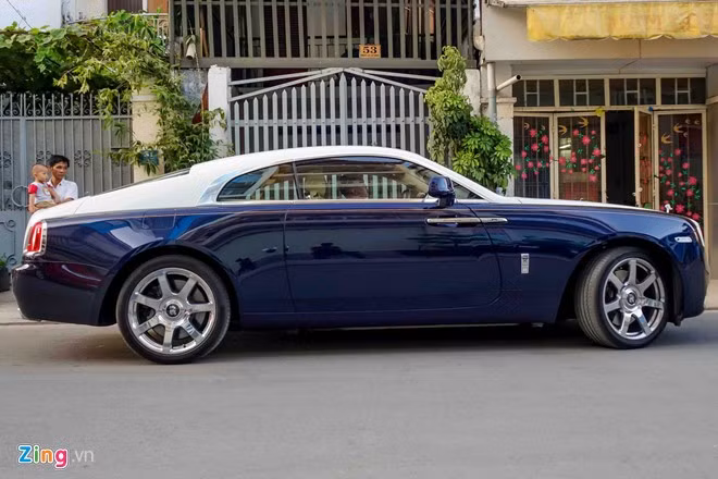 Với mức giá gần 1 triệu USD tại Việt Nam (khoảng 21 tỷ đòng), Wraith là mẫu xe được chế tác theo ý thích của chủ nhân với gói phụ kiện bespoke. Ngoài ra, người dùng cũng có thể chọn phiên bản cơ sở với mức giá “chỉ” 18 tỷ đồng.