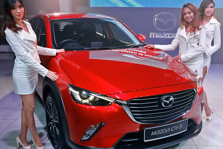Mazda CX-3 tại Malaysia cũng được bổ sung hệ thống kiểm soát điều hướng mô-men xoắn G-Vectoring Control. Tác dụng của hệ thống là cải thiện thời gian phản ứng của hệ thống lái và độ cân bằng cho xe. Hệ thống lái và hệ thống treo cải tiến mang đến cảm giác cũng như khả năng xử lý tốt hơn. Kính chắn gió sau dày giúp tăng khả năng cách âm.