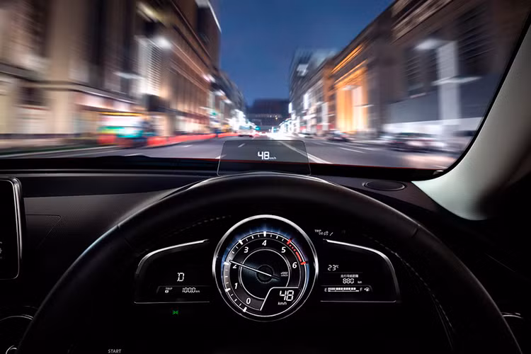 Trên các phiên bản cao cấp, màn hình định vị 7 inch kết hợp hệ thống thông tin giải trí Mazda Connect được bố trí trên táp-lô, với các tiện nghi cao cấp như định vị vệ tinh và sử dụng các ứng dụng kết nối internet như Pandora. Những tính năng này có thể còn phụ thuộc tùy từng thị trường, nhưng dù được bán ở đâu, Mazda Connect trên CX-3 cũng đều đi kèm kết nối Bluetooth, USB hay jack 3.5mm và kết nối với camera lùi.