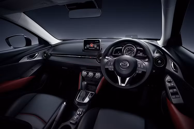 Nội thất của phiên bản mới này được bổ sung vô lăng từ CX-9 giống Mazda6 2017. Bên trong chiếc CX-3 còn gây ấn tượng bởi sự đơn giản nhưng hữu dụng và trực quan, với số nút bấm hạn chế tối thiểu. Các chi tiết nhấn nhá như ốp nhựa đen và nhựa đúc giả sợi carbon cũng gây thiện cảm với người sử dụng.
