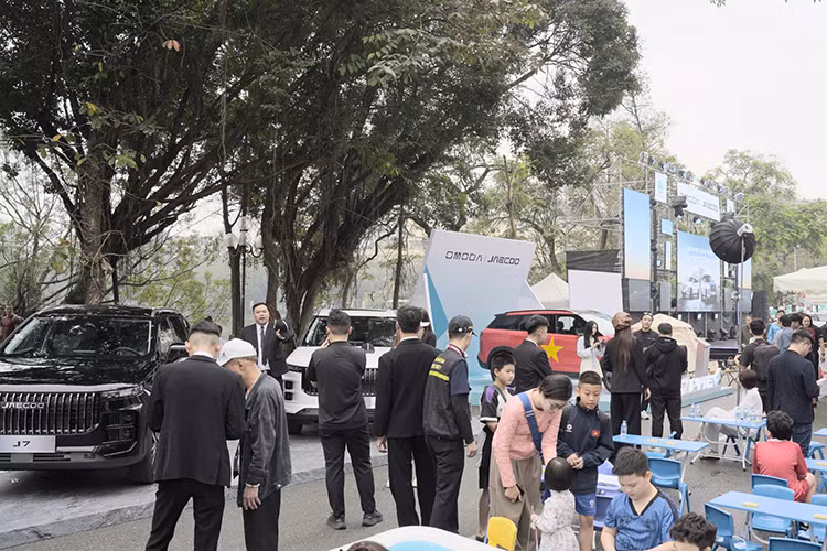 Không chỉ cá nhân, nhiều khách hàng gia đình và doanh nhân cũng đánh giá cao Jaecoo J7 bởi sự kết hợp giữa phong cách sang trọng, hiệu suất mạnh mẽ và tiện nghi cao cấp. Đặc biệt, sự kiện càng thêm phần ý nghĩa với sự xuất hiện của Xuân Son, đại sứ thương hiệu của Jaecoo J7.