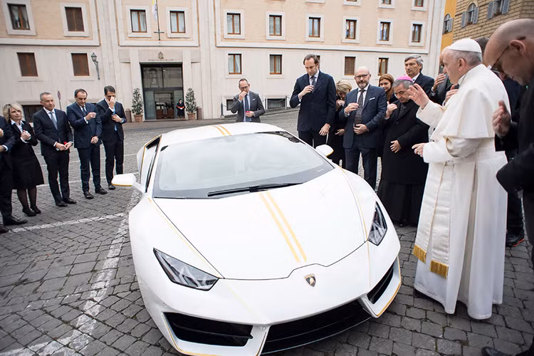 Chiếc siêu xe này vừa chính thức được ra mắt trong một buổi lễ tại Vatican với Giám Đốc Điều Hành hãng Lamborghini ông Stefano Domenicali.