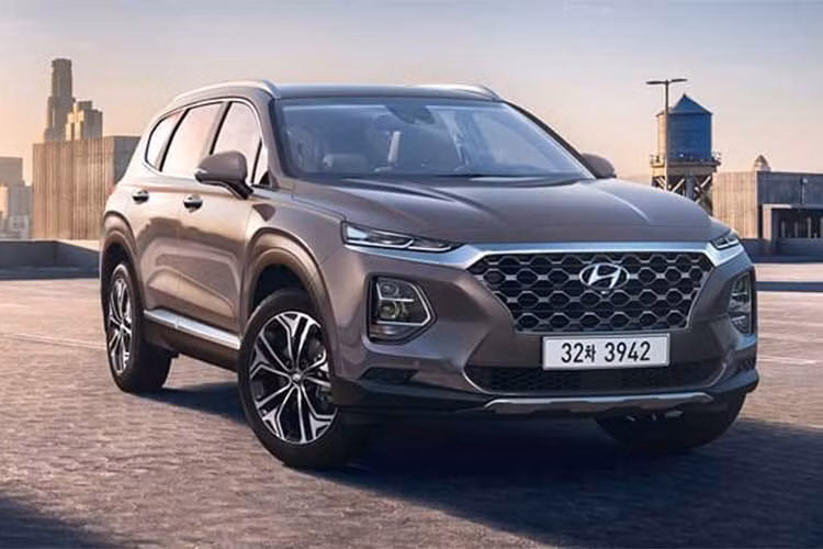 Lưới tản nhiệt của xe, như một số hình ảnh đã tiết lộ dạo gần đây, sẽ dùng kiểu thiết kế Cascade với các nan lưới tròn. Đầu xe nhờ đó cũng trở nên to bản và hầm hố hơn. Thân xe cơ bắp, nhiều dập nổi và góc cắt táo bạo. Viền nhựa đen ở thân dưới kết hợp cùng các chi tiết màu bạc tương phản kéo dài từ đầu đến đuôi, cũng tạo nên hiệu ứng bắt mắt hơn cho xe.