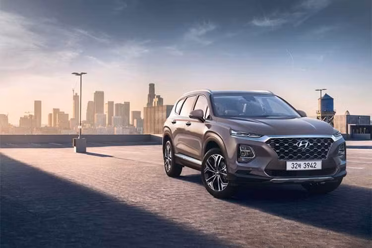 Những hình ảnh vừa xuất hiện về mẫu xe Hyundai SantaFe 2019 hoàn toàn mới cho thấy nó chịu ảnh hưởng nhiều từ thiết kế của "người anh em" là chiếc Crossover cỡ nhỏ Hyundai Kona. Cụm đèn pha của xe trên phiên bản mới nay được thu hẹp với dải đèn ban ngày sắc sảo và đặt cao hơn trong khi đèn chính được chuyển xuống dưới.