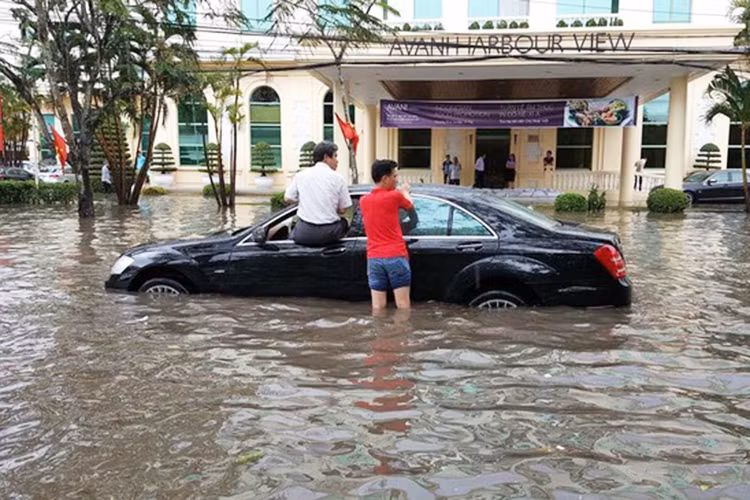 Trưa ngày 12/5/2017, tại khu vực thành phố Hải Phòng đã xuất hiện cơn mưa lớn kéo dài do ảnh hưởng của rãnh thấp bị nén bởi áp cao lục địa. Cơn mưa kéo dài gần 2 tiếng đồng hồ không chỉ khiến nhiều tuyến phố của thành phố hoa phượng đỏ bị ngập nước mà còn gây cho hàng loạt xe máy, ôtô chết lâm sàng.