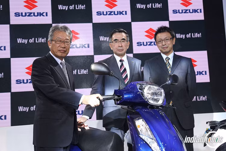 So với phiên bản cũ từng xuất hiện cách đây gần 10 năm, Suzuki Access 125 thế hệ thứ hai sở hữu ngoại hình không thay đổi quá nhiều. Hãng xe Suzuki chỉ thay đổi đôi chút ở thiết kế bên ngoài của phiên bản trước và bổ sung thêm những màu sơn mới, hệ thống chiếu sáng bắt mắt hơn.