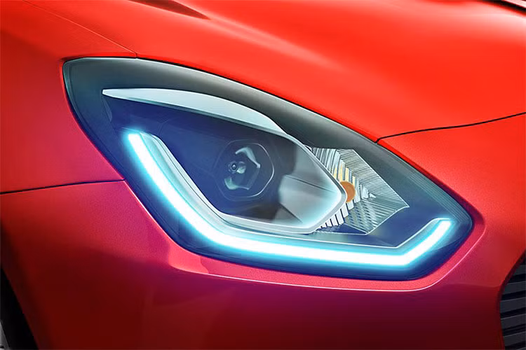 Đầu tiên, Suzuki Swift Sport Red Devil sở hữu bộ cánh màu đỏ bắt mắt. Nổi bật trên nền màu sơn của xe là các các sọc decal giả carbon nằm ở nắp capo, cản sốc trước, ốp sườn đầu xe, cửa xe và cột C của xe...