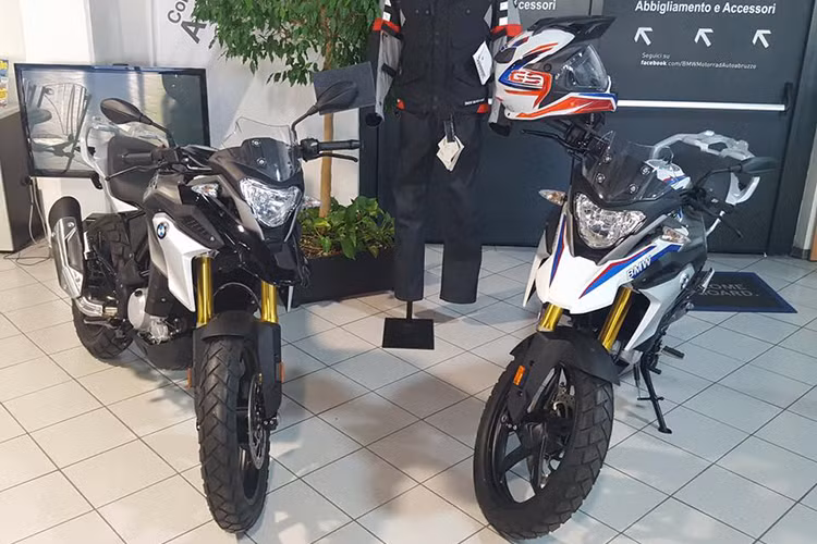 Mẫu xe môtô BMW G310GS phiên bản 2017 với hai màu xám và trắng xanh vừa chính thức được nhập khẩu chính hãng về Việt Nam và đã có mặt tại showroom BMW Motorrad tại TP HCM. Đây là mẫu xe môtô cỡ nhỏ giá rẻ được thương hiệu BMW Motorrad phát triển tại Ấn Độ.