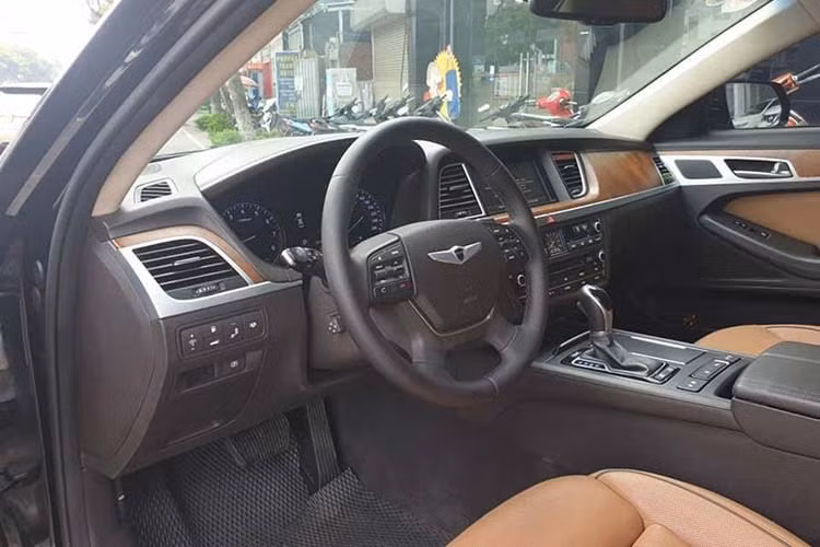 Nội thất xe Genesis nói chung và G80 nói riêng mang nhiều nét Tây phương. Ghế xe bọc da Nappa màu be, có chỉnh điện, sưởi ấm, thông gió và nhớ 2 vị trí. Khoang cabin hơi trầm bởi sự kết hợp các màu lì, từ da ghế, ốp gỗ cho đến các chi tiết nhựa mềm. Vô-lăng 4 chấu lớn, đem đến cảm giác cổ điển.