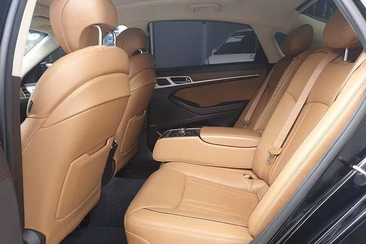 Cạnh tranh với các đối thủ đến từ Đức không chỉ bằng sự sang trọng và nhiều tiện nghi cao cấp, Genesis G80 còn có động cơ lớn. Phiên bản ở Việt Nam sử dụng loại máy xăng V6, dung tích 3,8 lít, công suất 311 mã lực và mô men xoắn 397 Nm, kết hợp hộp số tự động 8 cấp. Sau vô lăng có lẫy chuyển số để tăng cảm giác thể thao. Gầm xe có thể nâng/hạ tự động.