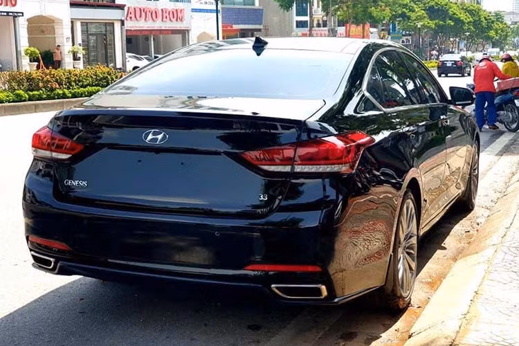 Tại thị trường Mỹ, Hyundai Genesis Sedan 2016 phiên bản 3.8 khi ra mắt có giá bán đề xuất từ 38.750 USD trong khi đó về Việt Nam với nhiều trang bị tùy chọn hiện đại và đẳng cấp, xe được phân phối chính hãng với giá khoảng 2,5 tỷ đồng.