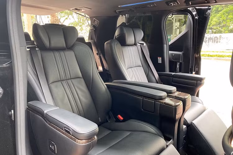 Toyota Alphard sở hữu hàng ghế thứ 2 hạng thương gia với thiết kế 2 ghế tách biệt. Ghế ngồi tại đây có thiết kế rất lớn, trang bị bàn làm việc ốp gỗ, đệm bắp đùi chỉnh điện, bệ tỳ tay cố định, ngả điện, trượt cơ, tựa đầu điều chỉnh cơ, ... hàng ghế thứ 3 có thể gập lại và treo gọn lên 2 bên.