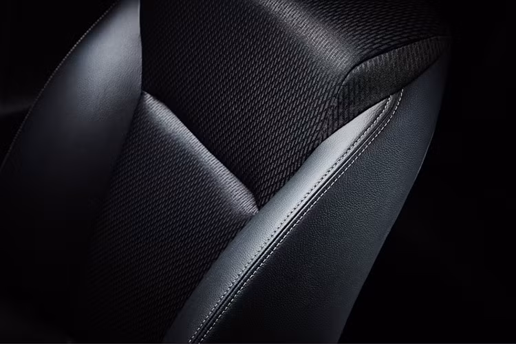 Các chi tiết nội thất được bọc da pha nỉ, cần số điện thay cho cần số cơ trên các phiên bản khác, chế độ lái S giúp mang tới cảm giác thể thao hơn, cụm đồng hồ hiện đại với màn hình LCD màn hình màu. Không chỉ cao cấp về trang bị, Grace còn gây chú ý bởi hệ thống vận hành.