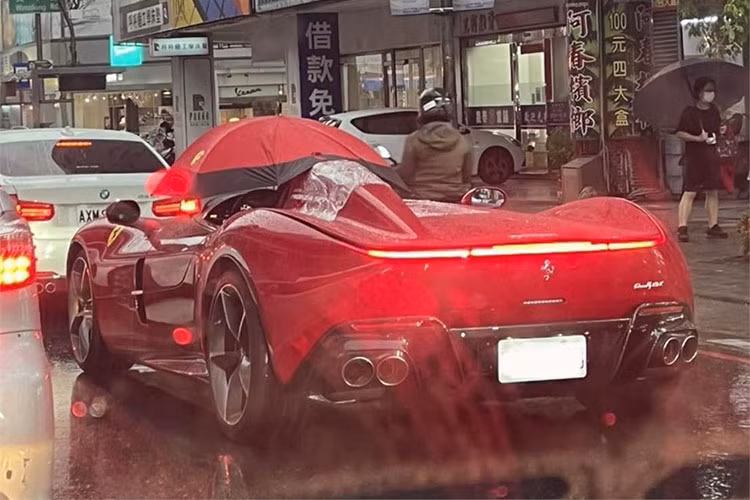 Siêu xe Ferrari Monza không mui trị giá đáng kinh ngạc, lên đến 85 triệu Tân Đài Tệ (khoảng 65 tỷ đồng) lại không thể che mưa cho chủ nhân, khi trời bất ngờ đổ mưa lớn.