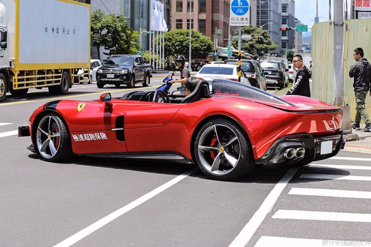 Bất chấp sự hài hước mà bức ảnh mang lại, bản thân chủ nhân chiếc Ferrari Monza SP1 có thể sẽ không cảm thấy thoải mái khi bị mang ra trêu chọc, hãy nhìn đi, anh ta khác gì những người xe máy, đi ô tô giá đắt đỏ mà chiếc xe không thể che mưa được cho chủ xe.