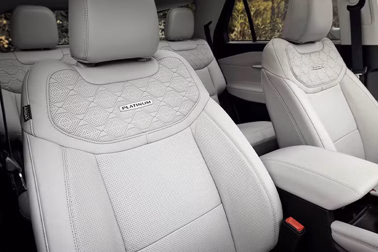 Explorer 2025 sở hữu hệ thống công nghệ an toàn Co-Pilot360 Assist+ với các công nghệ cao cấp nhất của Ford. Không chỉ vậy, xe còn có thêm tính năng BlueCruise, giúp người lái rảnh tay khi di chuyển trên đường cao tốc.