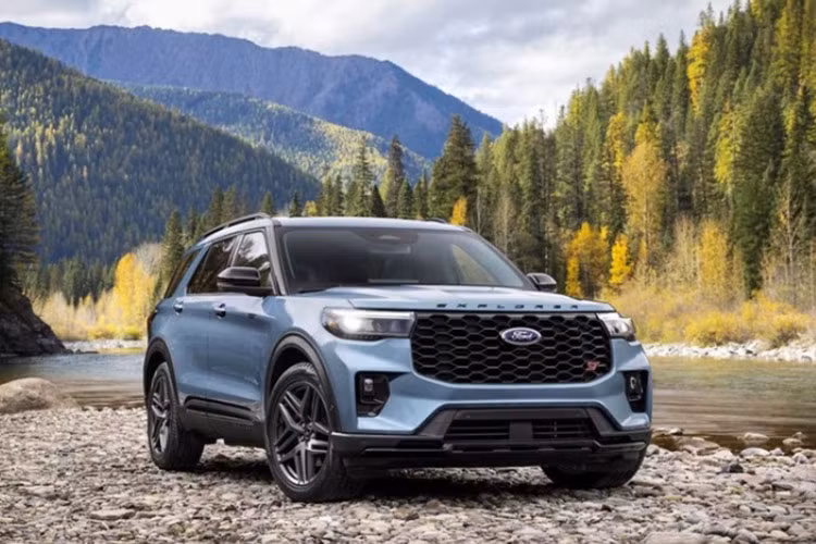So với bản tiền nhiệm, thiết kế bên ngoài của mẫu xe SUV Ford Explorer 2025 mới không có sự khác biệt quá lớn. Ở thế hệ mới này, Explorer 2025 tại thị trường Mỹ sẽ có 4 phiên bản là Active, ST-Line, Platinum và ST.