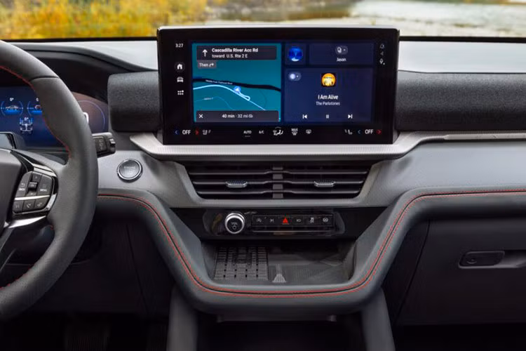 Màn hình tương thích với Apple CarPlay/Android Auto không dây, tính năng ra lệnh giọng nói bằng Google Assistant hoặc Alexa Built-in. Khách hàng có thể xem video hoặc chơi trò chơi điện tử trên màn hình chính, trong khi cụm đồng hồ kỹ thuật số ở đây có thể hiển thị bản đồ.