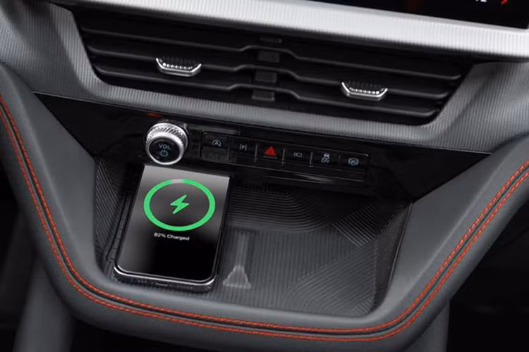 Ford cũng cho biết, hãng đã cải thiện chất lượng vật liệu trong cabin của Explorer 2025. Chỉ khâu tương phản nổi bật, ốp giả kim loại, các bề mặt đen bóng cũ được thay bằng đen nhám dễ sử dụng và lau chùi hơn.