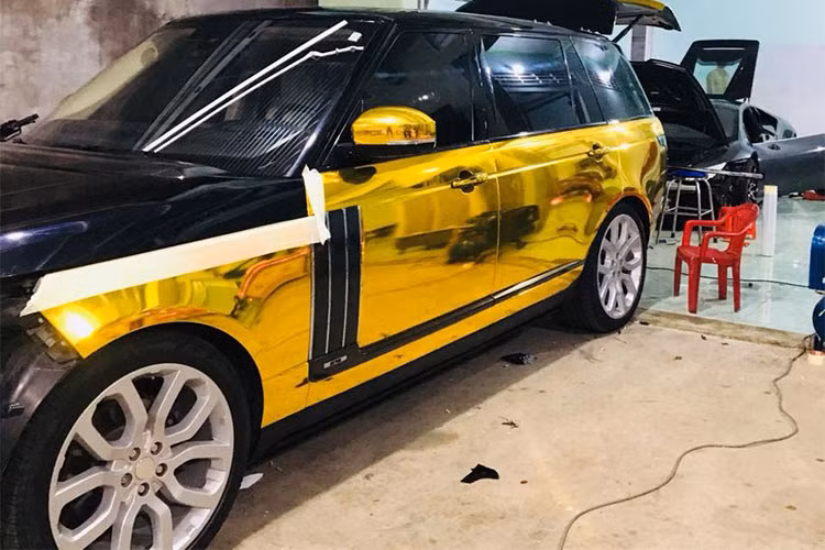 Chiếc SUV hạng sang Range Rover mới thay áo vàng crôm tại Bạc Liêu có bộ mâm 5 chấu kép tương tự như phiên bản HSE 3.0L, tuy nhiên, đèn hậu của chiếc SUV hạng sang này lại thuộc các bản cao cấp nhất như Autobiography Black Edition hay SVAutobiography. Hiện chiếc Range Rover này đã được chủ nhân thay mâm mới 22 inch.