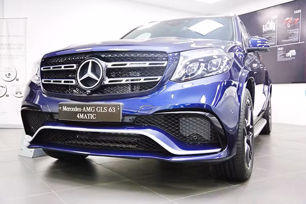 So với phiên bản GLS tiêu chuẩn, bản GLS63 AMG không có nhiều khác biệt ở thiết kế ngoại thất. Ngoại trừ cản trước cơ bắp với thanh ngang mạ crôm, hốc hút gió lớn hơn được AMG thiết kế. Xe sở hữu cụm lưới tản nhiệt và đèn pha theo ngôn ngữ Sensual Purity, khiến nó trở nên "ăn nhập" và tạo thành bộ nhận diện thương hiệu chung cho tất cả các dòng xe hiện tại của hãng xe đình đám nước Đức.