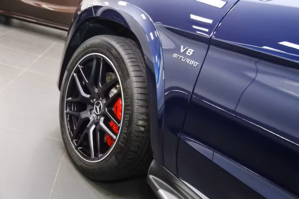 Đèn hậu của xe với chóa mới là thay đổi phần đuôi của xe so với thế hệ trước. Điểm khác biệt lớn nhất của chiếc xe ở hai bên đó là bộ mâm đúc thiết kế 7 cánh kép sơn đen mờ và viền chỉ trắng thể thao, có kích thước lên tới 21 inch và sử dụng lốp thể thao Continental ContiSport Contact bản 295/40, kẹp phanh màu đỏ in logo AMG màu đen.