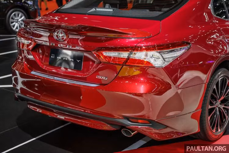 Body kit với cản trước mở rộng, nhô ra đáng kể so với phiên bản tiêu chuẩn. Phần nhô ra này còn được trang trí dải màu đen nhằm tôn lên tông đen-đỏ thể thao. Chi tiết này tiếp tục xuất hiện ở đuôi xe. Ngoài ra, phần nắp ca-pô sau được trang trí thêm một cánh lướt gió mang đến sự hầm hố, thể thao hơn cho xe.